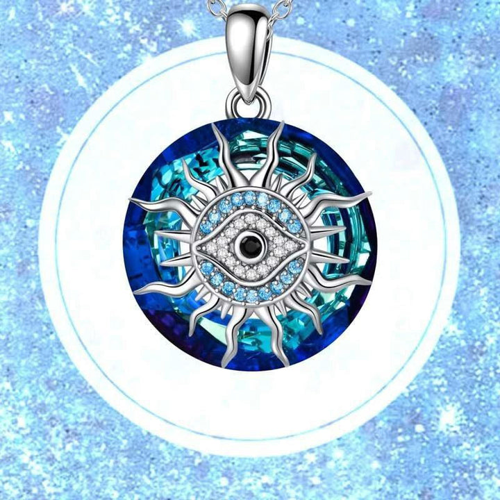 Goldfarbene Damen Halskette mit blauem Böser Blick Anhänger, moderner Schmuck und schützendes Amulett.