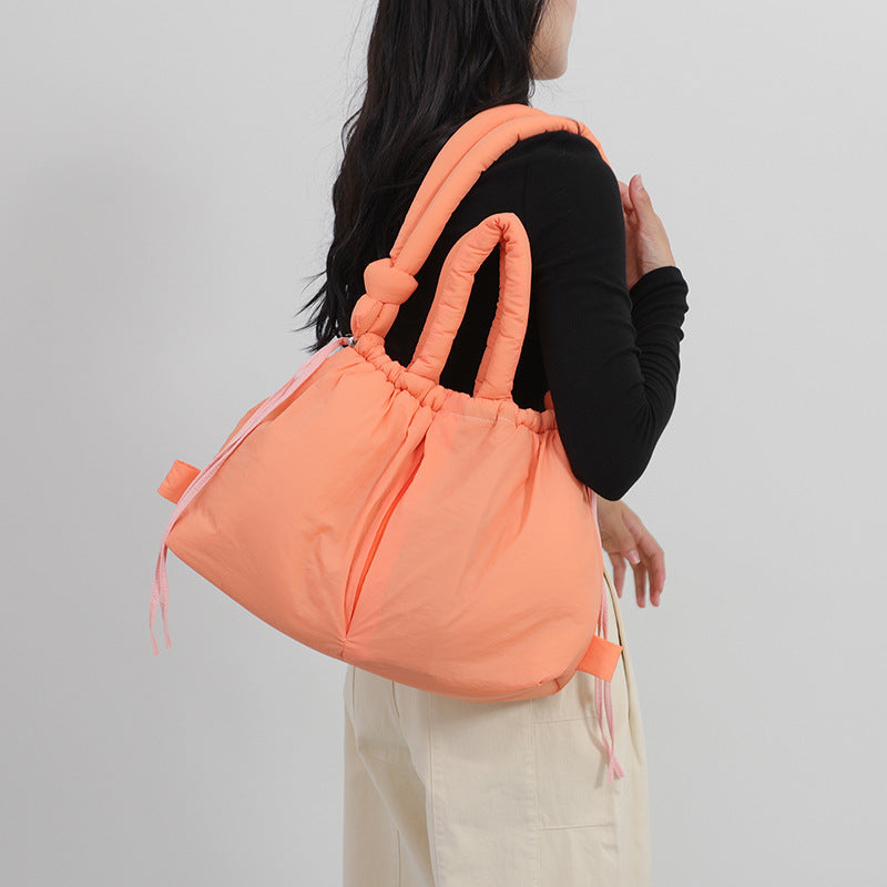 Geräumige Schultertasche für Damen, mit praktischem Organizer, perfekt als Handtasche oder Umhängetasche.