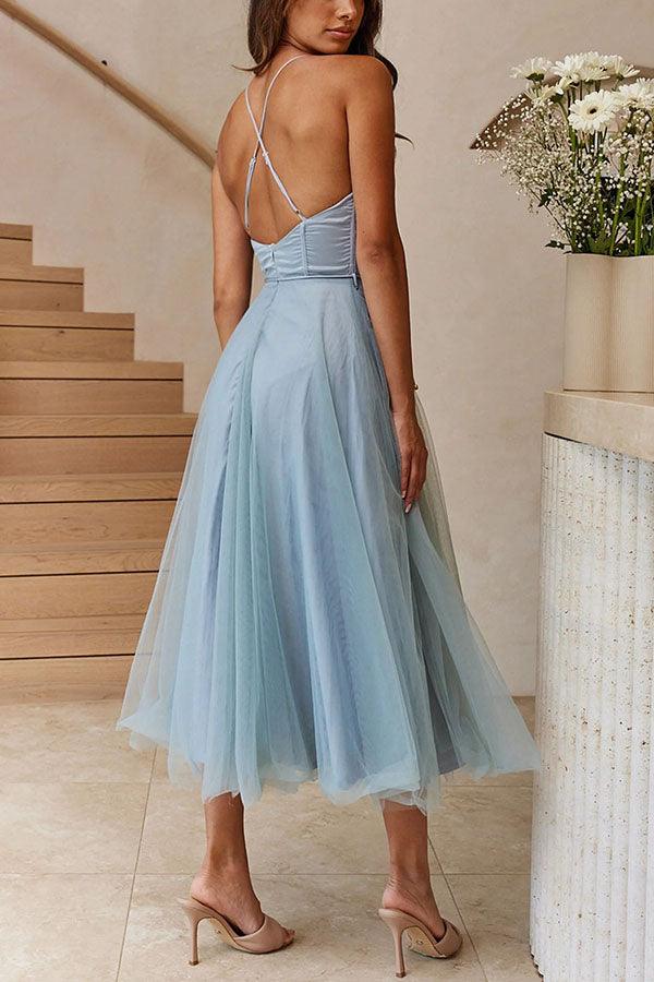 Elegantes langes Trägerkleid für Damen, ärmellos, knöchellang, im Fokus die Passform.