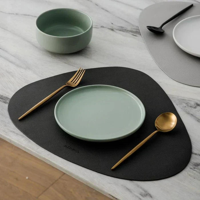 Elegantes 24-teiliges Silberbesteck-Set, minimalistisch und zeitlos, ideal für jeden Anlass.