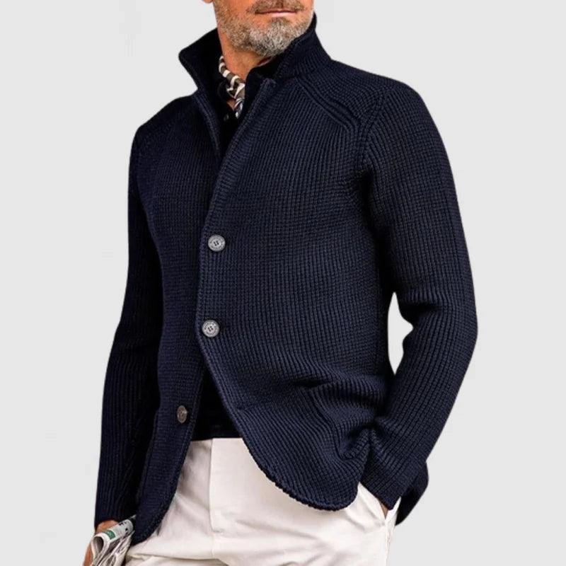Herren Cardigan mit Knopfleiste und Fronttaschen. Ideal für Layering im Smart Casual Winter Look.