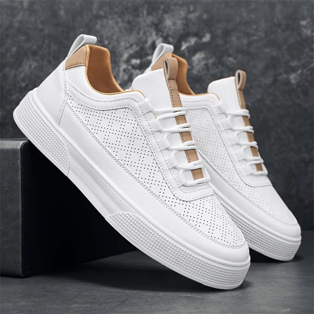 Herren UrbanEase Casual Sneaker, weiß mit braunen Akzenten. Bequemer Alltagsschuh für stilvolle Freizeit.