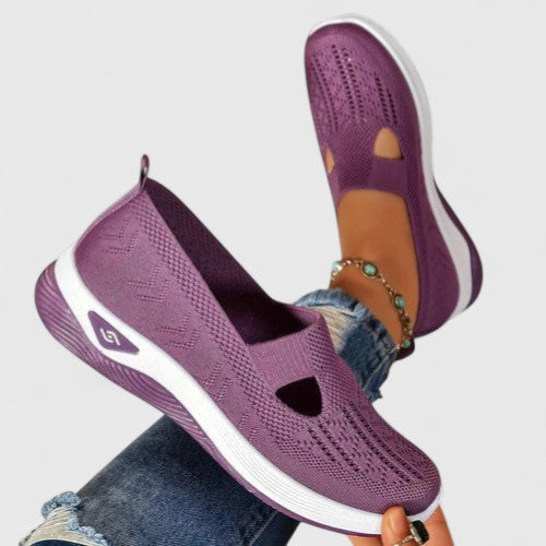 Rückansicht der Damen Komfort-Walking-Sneaker mit Slip-On-Design und atmungsaktivem Mesh-Obermaterial.