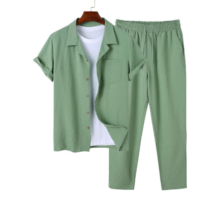 Stilvolles Herren Sommer Outfit mit modernem Hemd. Perfekt für Freizeit & Urlaub, bietet höchsten Komfort.