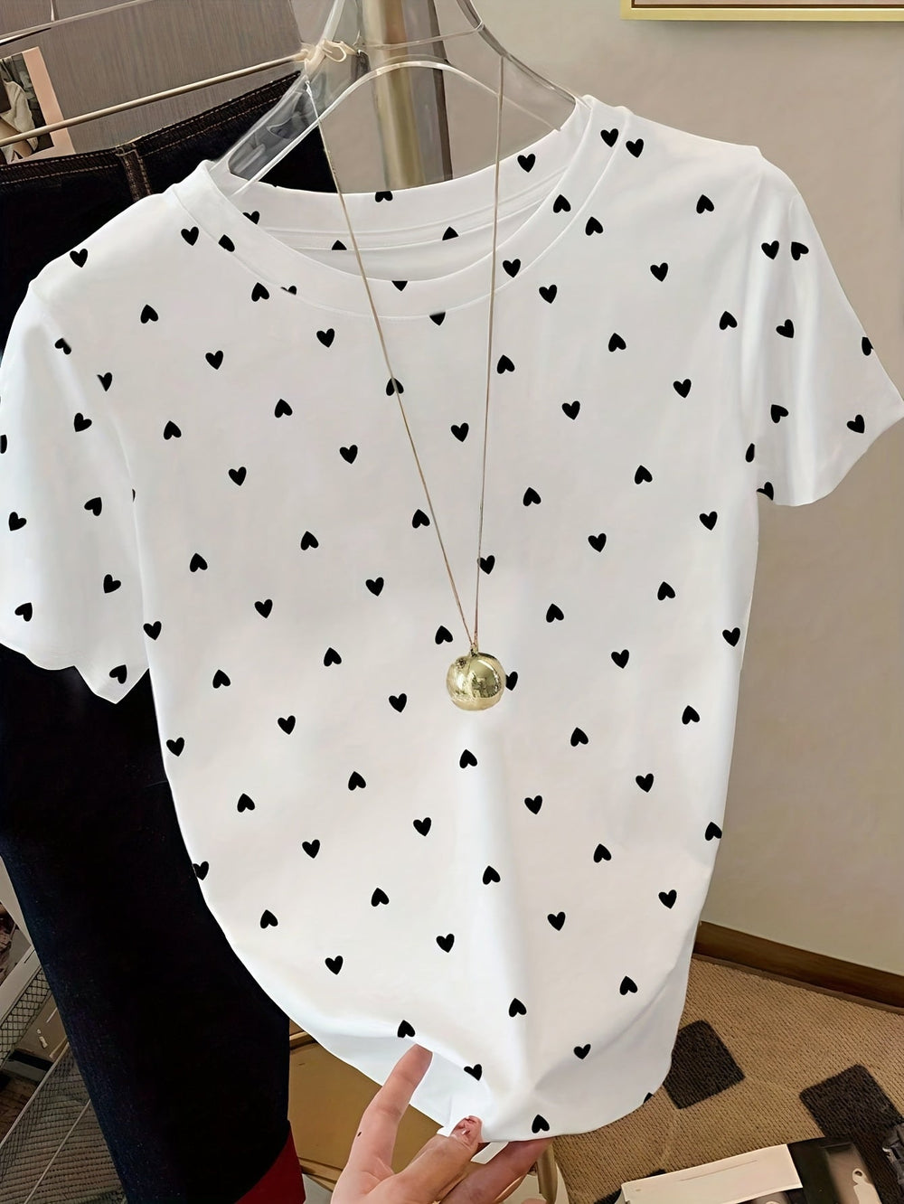 Modisches Damen Rundhals-T-Shirt mit charmantem Punkt- & Herzmuster.