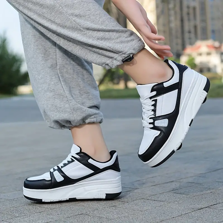 Glückliches Kind übt das Rollschuhfahren mit den neuen unisex Kinder Rollschuhen; fördert Koordination.