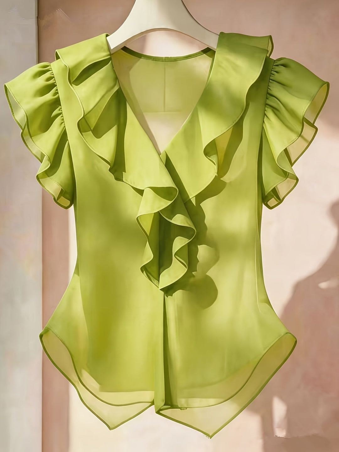 Gemusterte Damen Rüschenbluse, V-Ausschnitt, Volantärmel, perfekt für Sommerabende.
