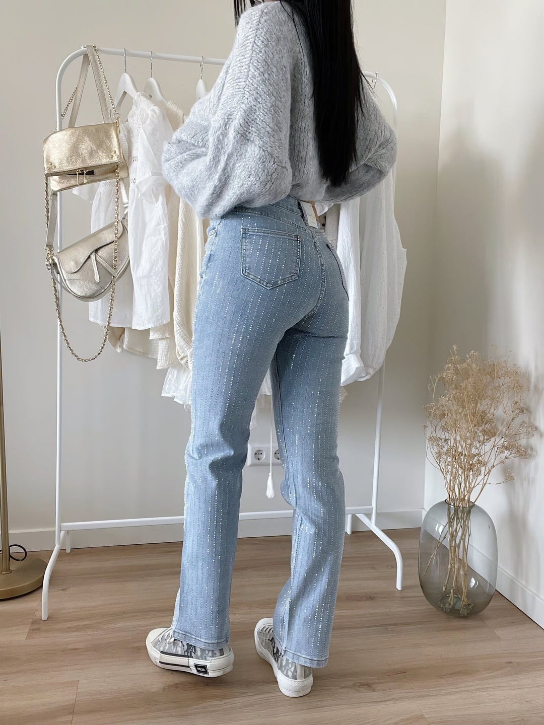 Rückenansicht der stilvollen StarStruck Glitzer Jeans, die die Silhouette betont.