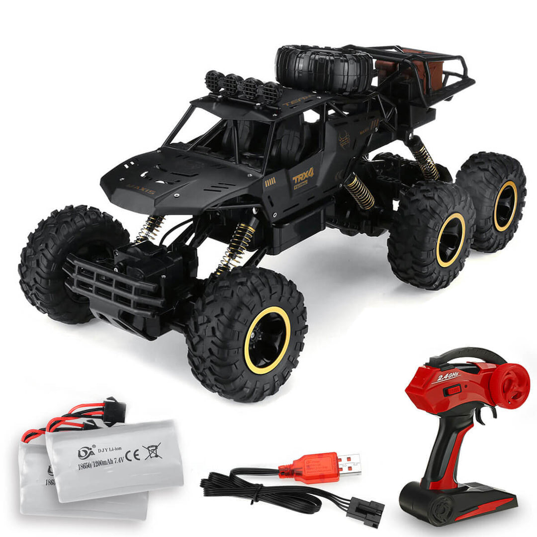 Kind steuert den 6-Rad RC-Monster-Truck im Offroad-Gelände, ein elektrisches Spielzeugauto für Outdoor-Spaß.