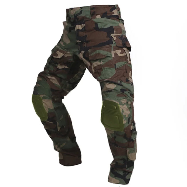 Seitliche Ansicht der Herren Taktischen Cargohose mit großen Taschen & Knieschutz.