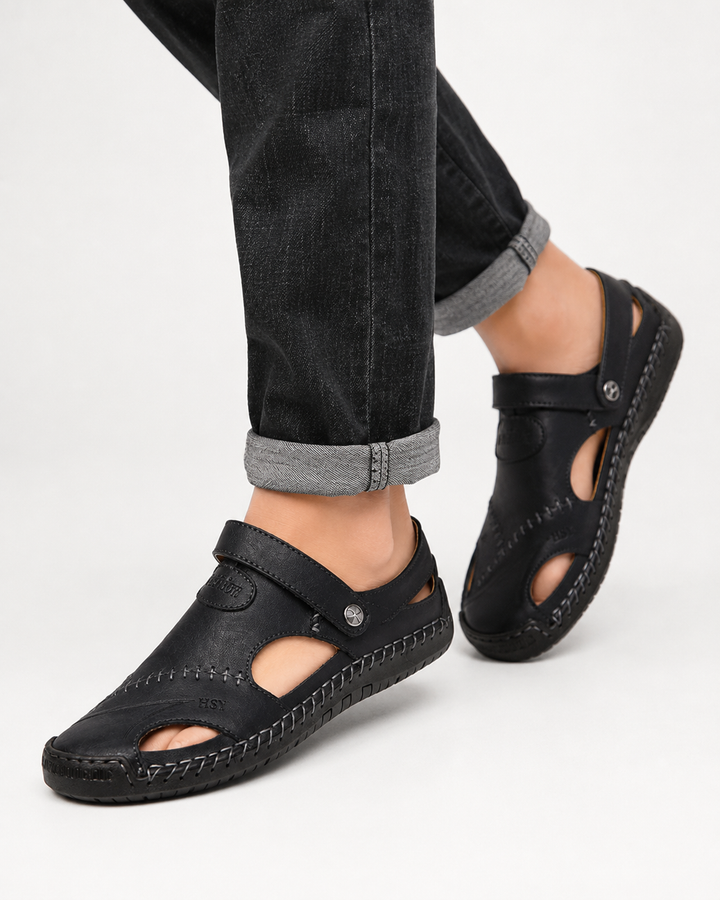 Robuste Herren Reise-Slipper, blau, für besten Halt. Komfortable offene Strand-Schuhe mit strapazierfähiger, griffiger Sohle.