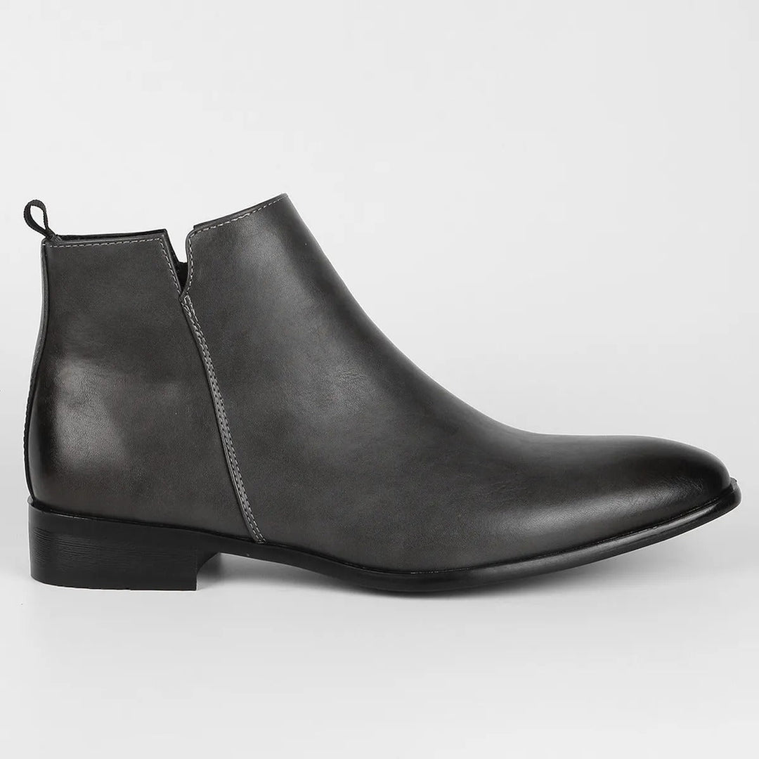 Mann trägt elegante Lars Retro Herrenstiefel. Perfekte Business- und Freizeitschuhe für stilvolle Herrenmode.