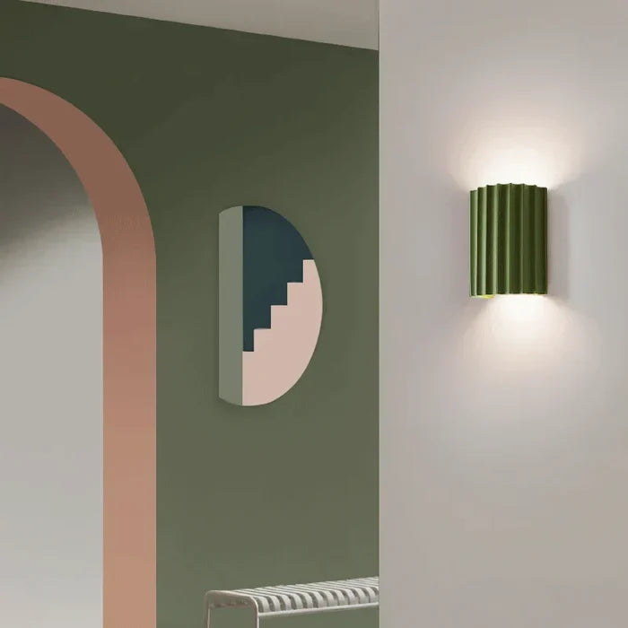 Dekorative ArtisticWave Wandleuchte aus Kunstharz, modernes Design für Flur und Schlafzimmer.