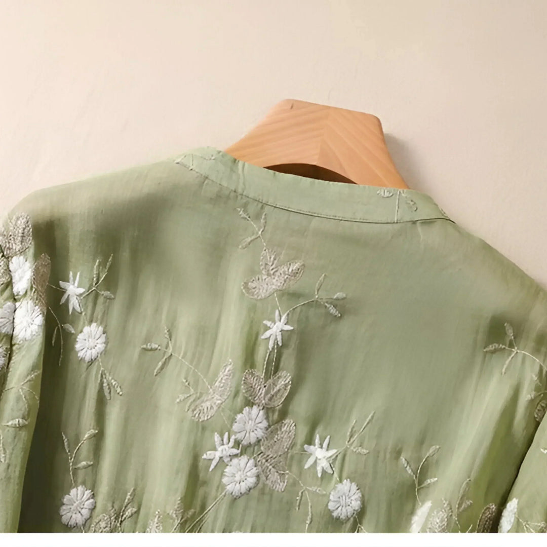 Trendiges Damen Kurzarm-Top mit filigraner Blumenstickerei, bequem & stylish für warme Sommertage.