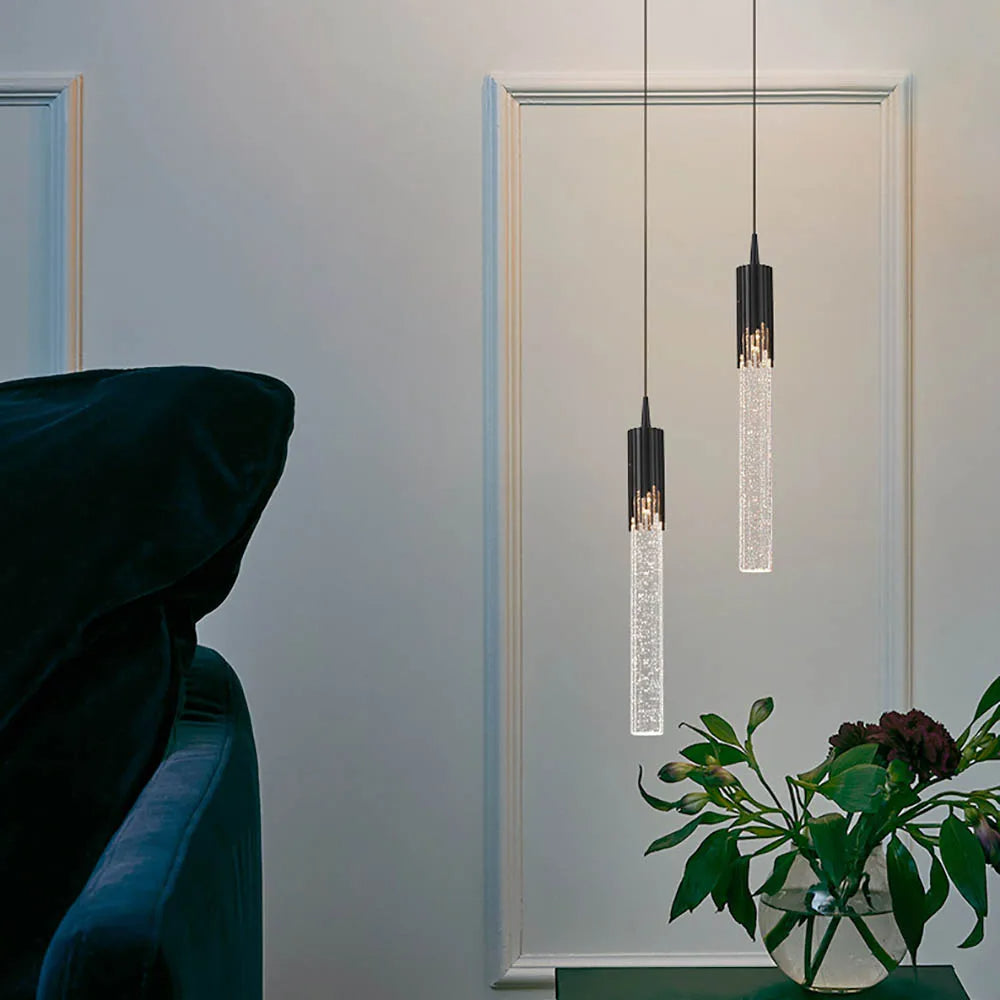 Minimalistische Glas-Zylinderlampe, gold & schwarz, als elegante Deckenleuchte. Warmes Licht für den Wohnbereich.