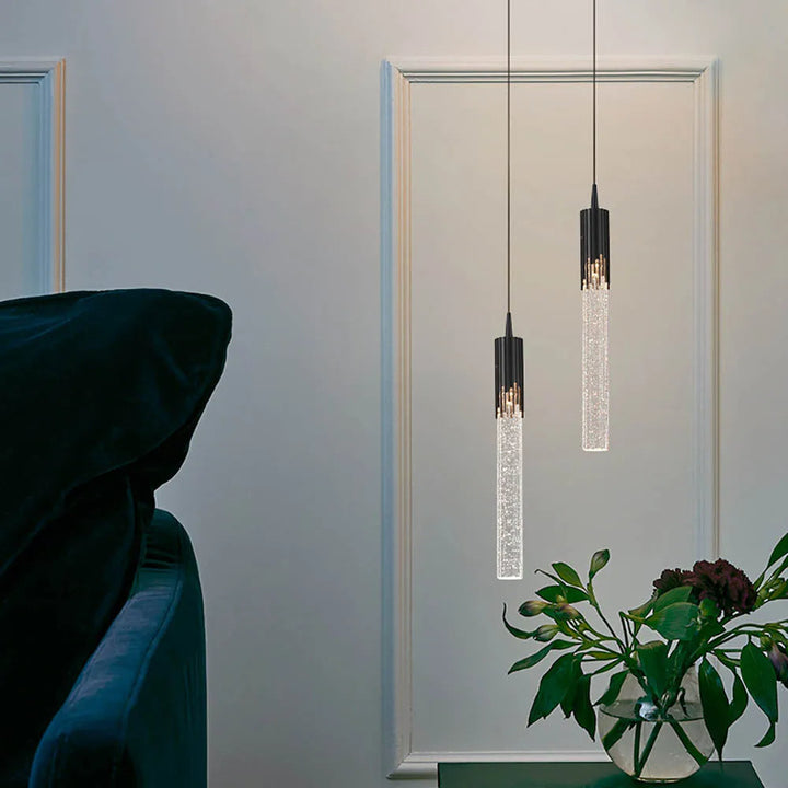 Minimalistische Glas-Zylinderlampe, gold & schwarz, als elegante Deckenleuchte. Warmes Licht für den Wohnbereich.