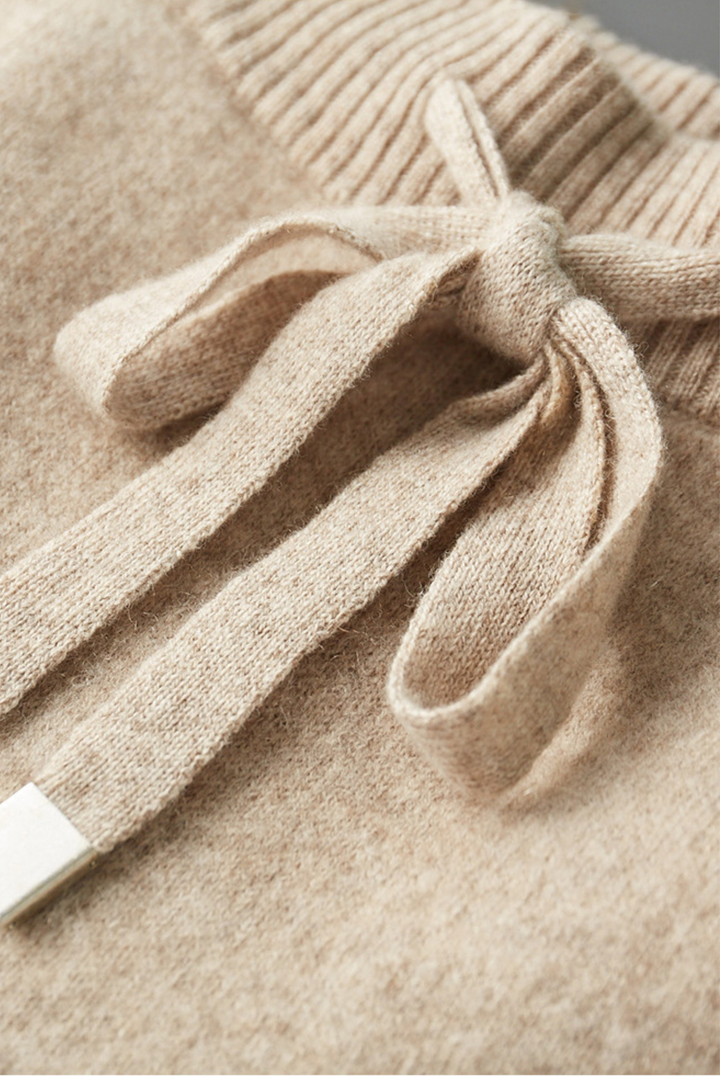 Komfortables Damen Kaschmir Merinowolle Jogging-Set, zeigt feine Stricktextur. Perfekt für Freizeit & Zuhause.