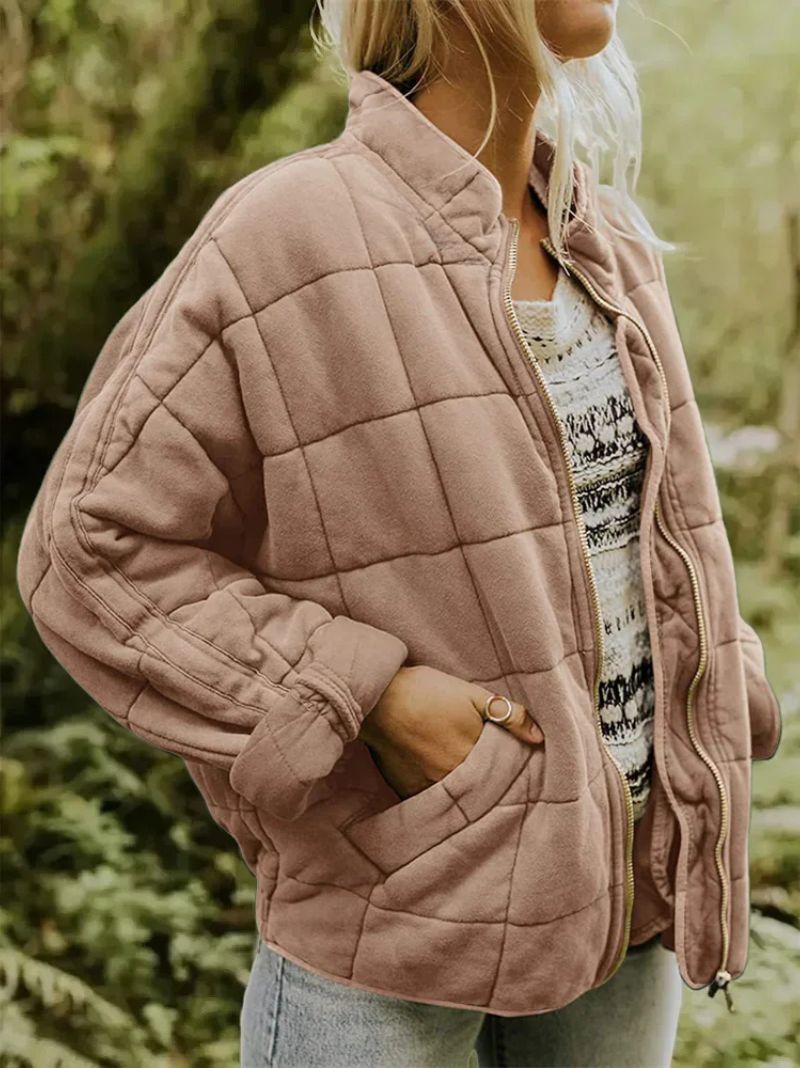 Moderne Damenjacke im Oversize-Stil. Lockerer Schnitt für entspannten Komfort, perfekt als modische Alltagsjacke.
