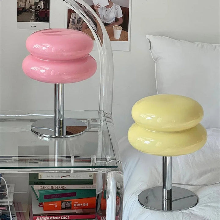 Warme LED-Beleuchtung durch Vintage Bauhaus Tischlampe. Dimmbar & kabellos, perfekt für Schreibtisch & gemütliches Wohnzimmer.