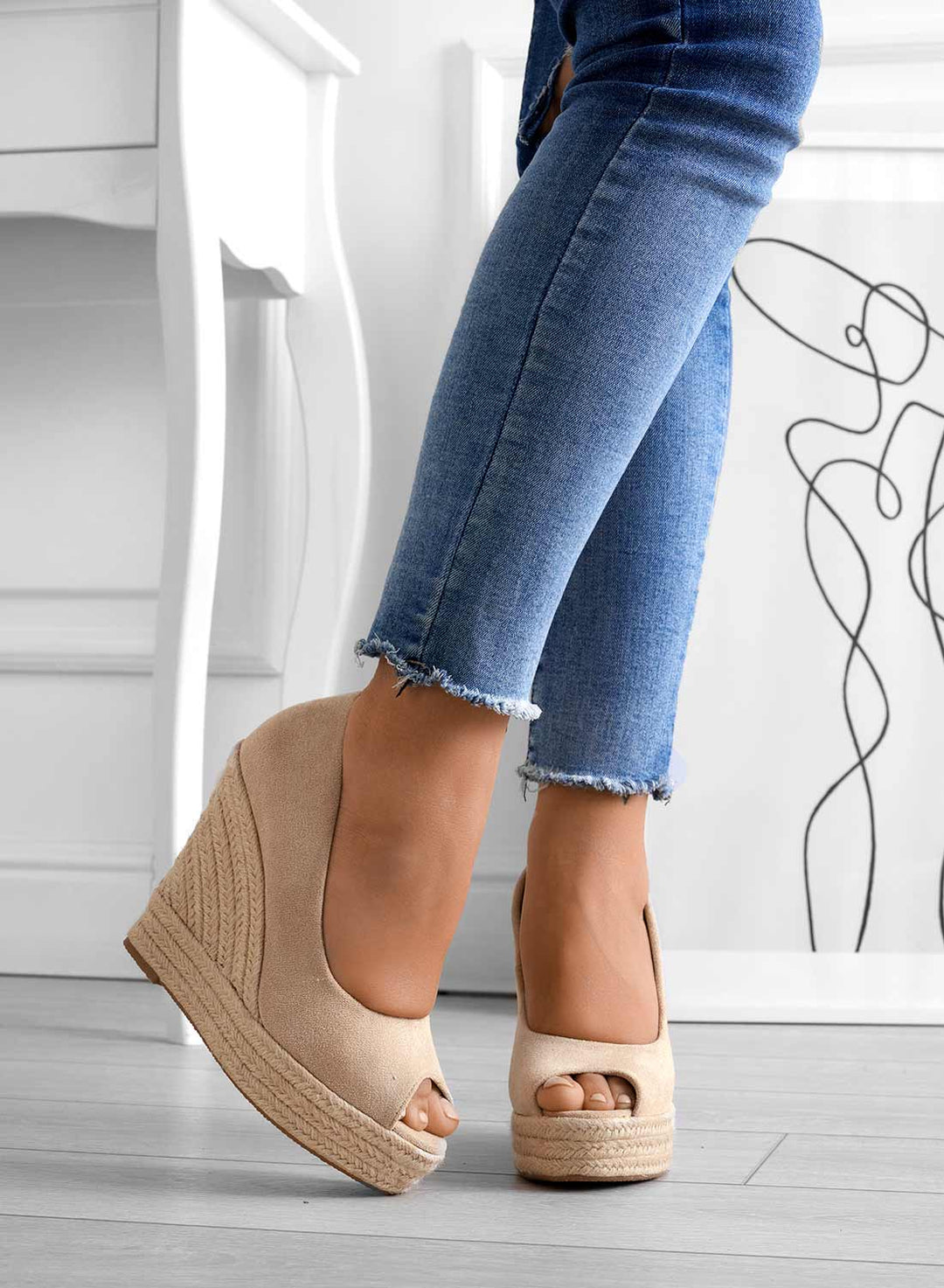 Elegante Damenschuhe: Keilsandalen für Frühling & Sommer mit offener Zehenpartie und praktischem Slip-On Design.
