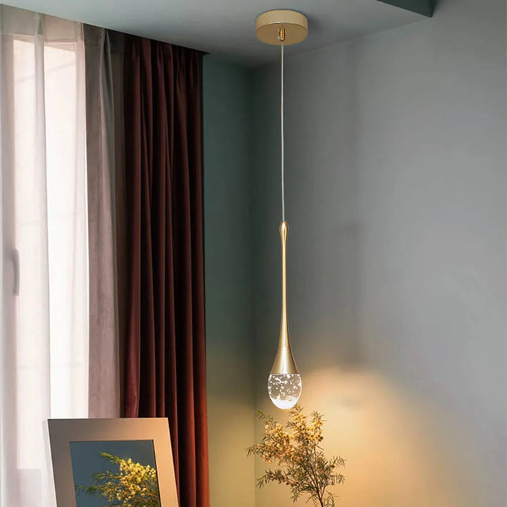 Minimalistische Glas Hängeleuchte mit schwarzen und goldenen Elementen. Warme Lichtquelle für Räume.