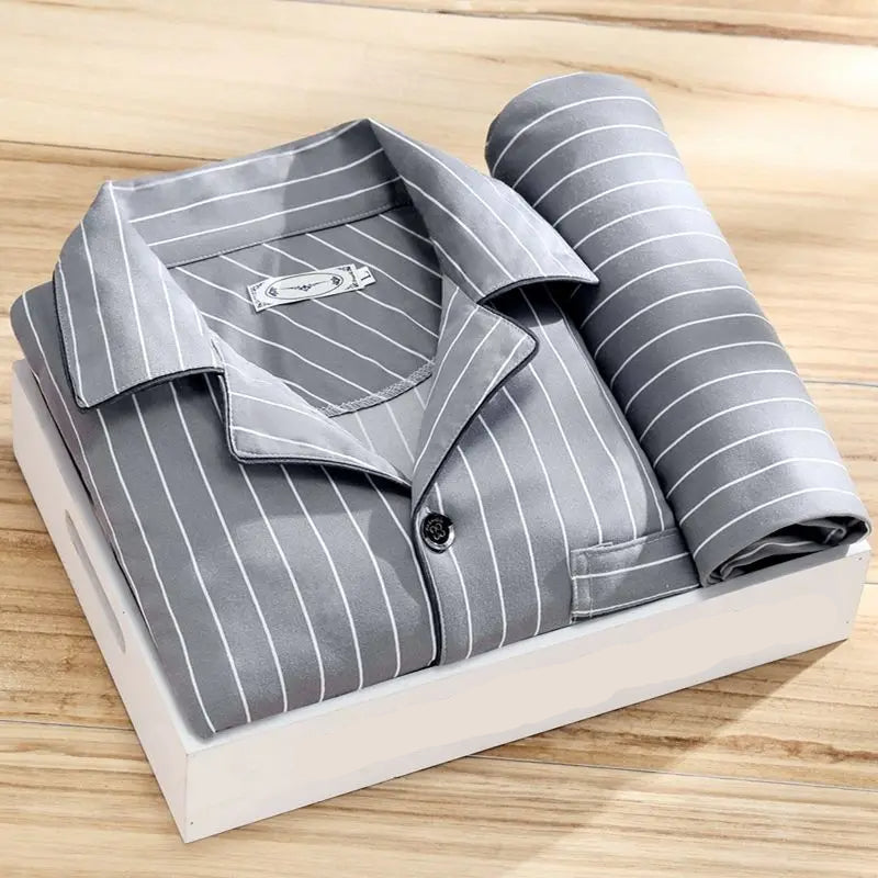 Komfortables Herren Pyjama Set aus weichem Material. Idealer Schlafanzug und Hausanzug für entspannte Stunden.