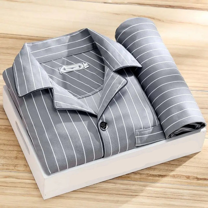 Komfortables Herren Pyjama Set aus weichem Material. Idealer Schlafanzug und Hausanzug für entspannte Stunden.