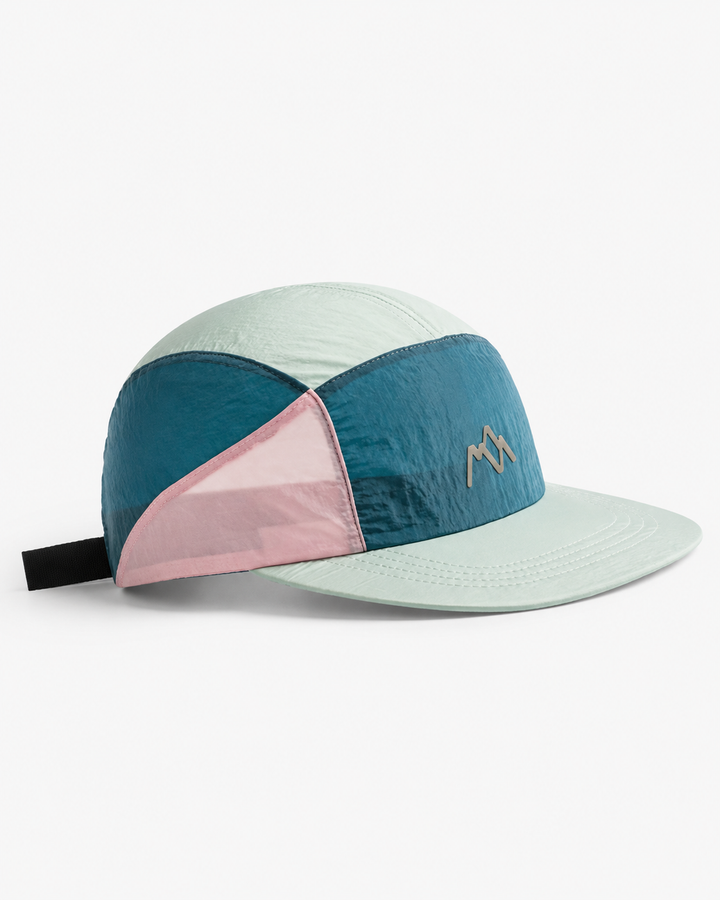 Atmungsaktiver 5-Panel Hut mit UV-Schutz in Rot. Leichte Sportmütze, unisex und verstellbar für alle Outdoor-Aktivitäten.