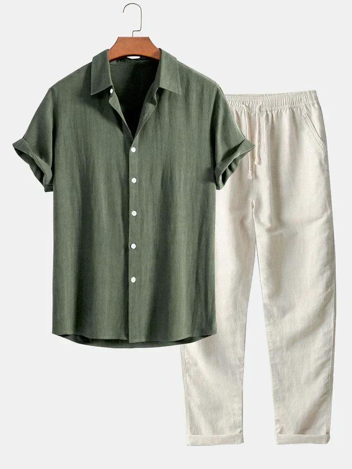 Set aus Hemd und Hose für Herren, geeignet für einen smart-casual Look.