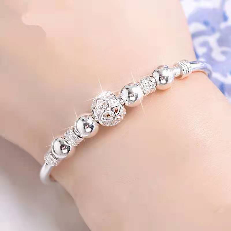 Glänzendes Damenarmband aus 925 Sterlingsilber mit feinen Glücksperlen. Perfektes Geschenk für Frauen.