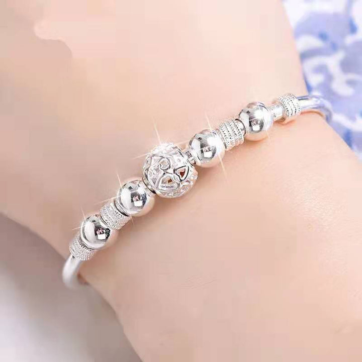 Glänzendes Damenarmband aus 925 Sterlingsilber mit feinen Glücksperlen. Perfektes Geschenk für Frauen.