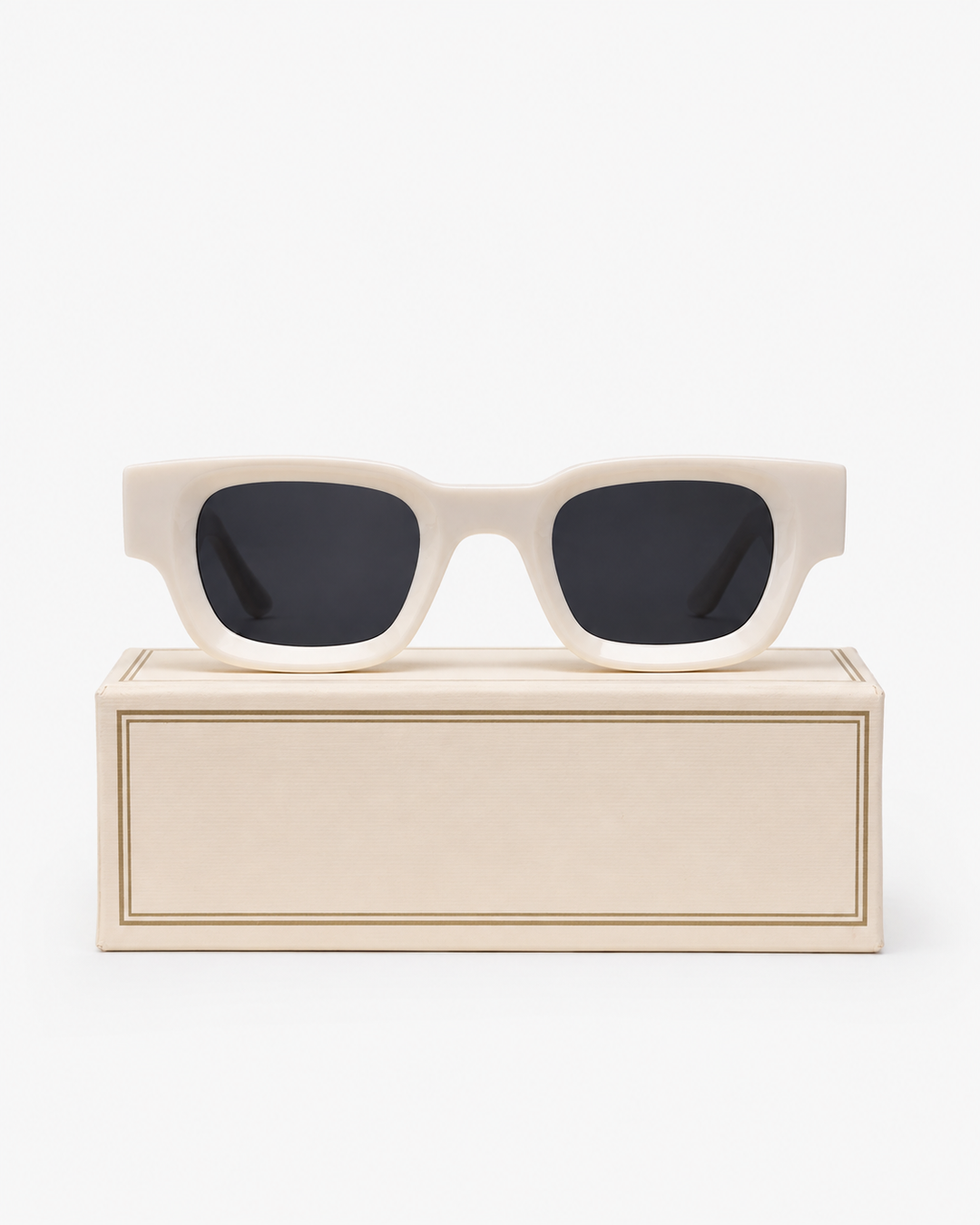 Quadratische Vintage Damensonnenbrille, UV400 Schutz. Modisch-elegantes Sommer-Accessoire für Frauen.