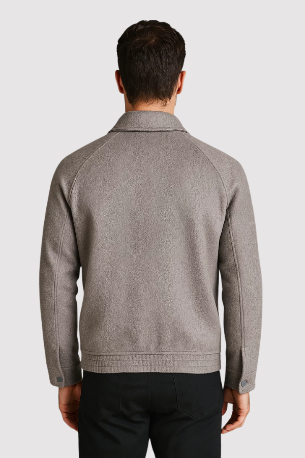 Detailaufnahme: Eleganter Stehkragen und Reißverschluss der modernen Slim Fit Herren Jacke. Zeitlos stilvoll.