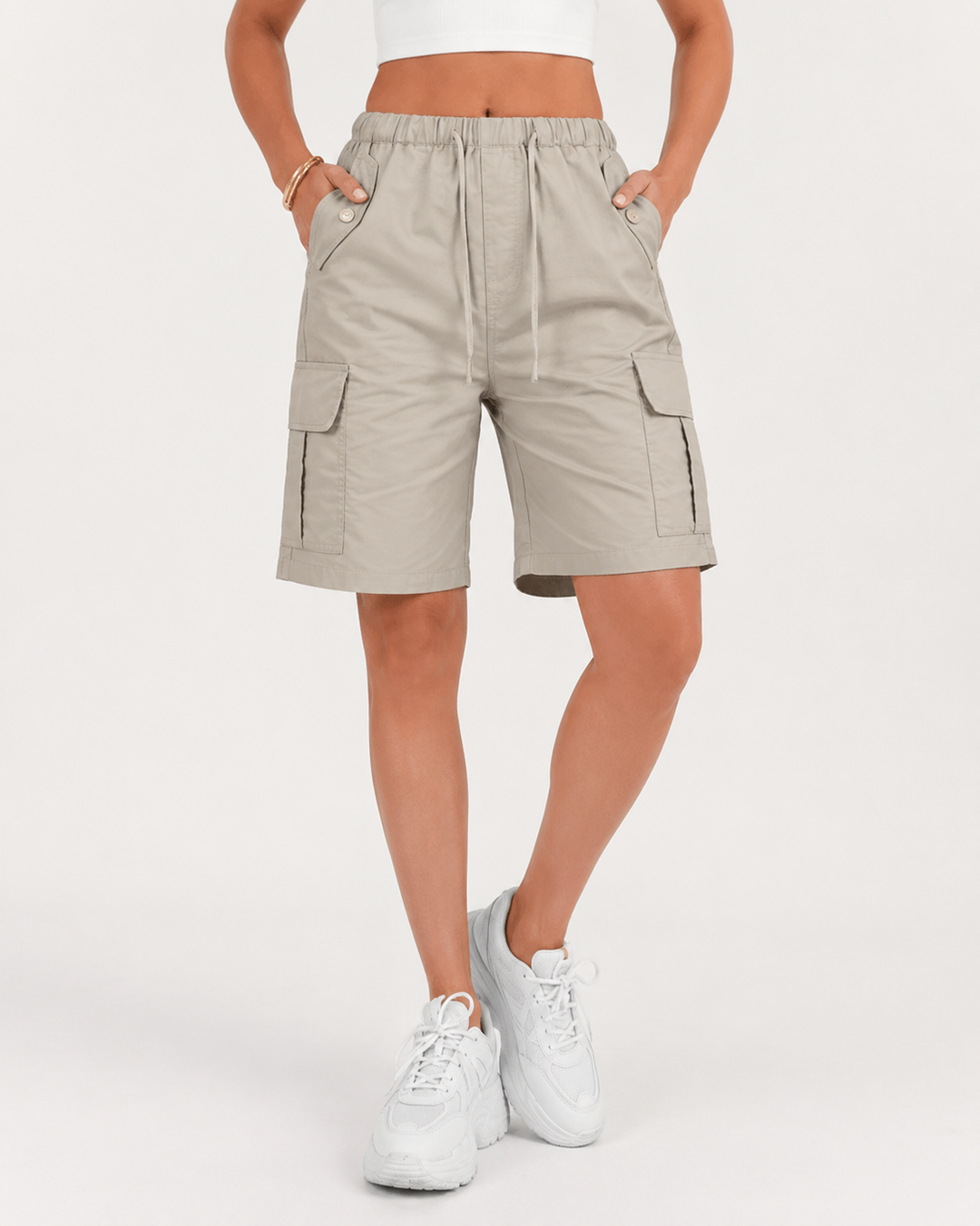 Stylische Damen Cargo Bermudashorts mit seitlichen Pattentaschen, perfekt für lässige Sommerlooks.