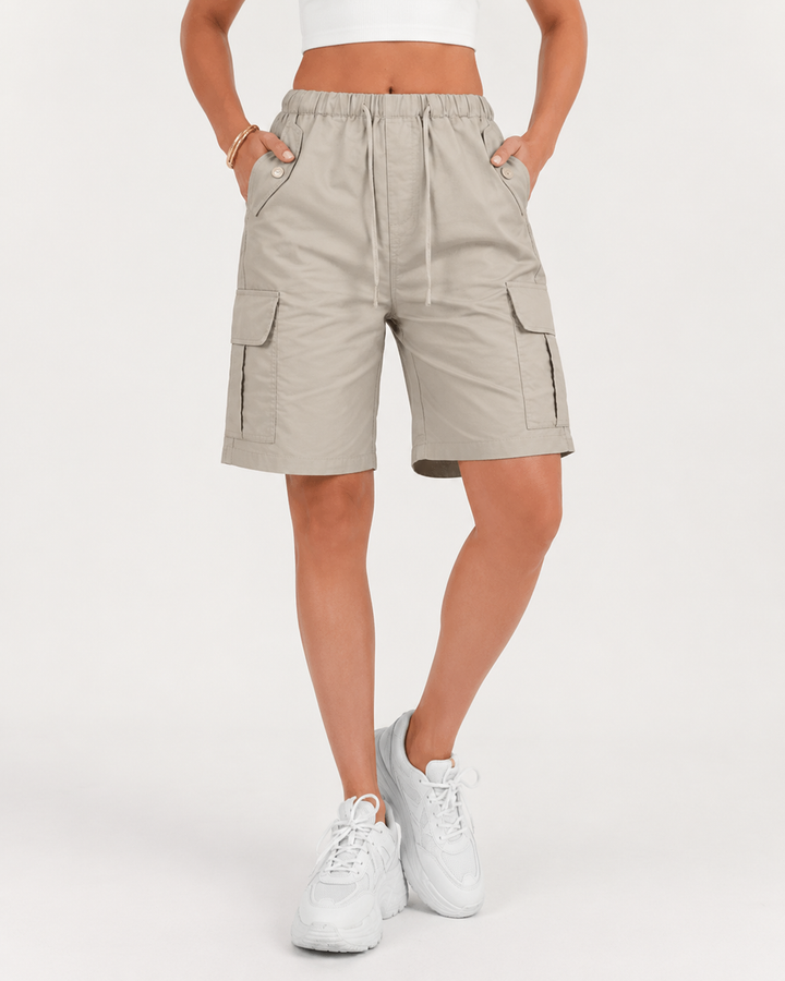 Stylische Damen Cargo Bermudashorts mit seitlichen Pattentaschen, perfekt für lässige Sommerlooks.