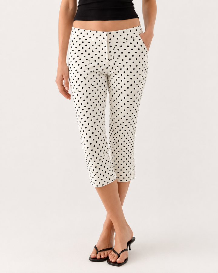 Knöchellange Freizeithose für Damen, mit trendigem Punktmuster und figurbetontem Slim Fit.