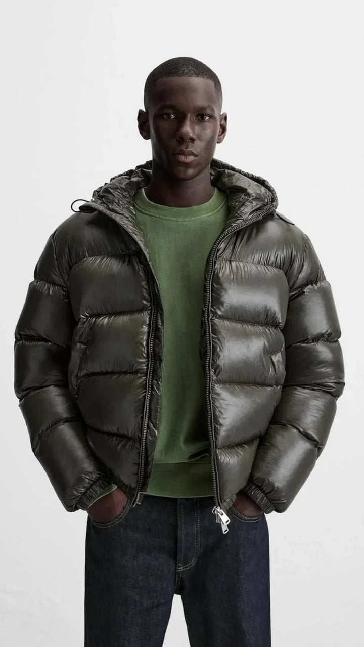 Grüne Unisex Daunenjacke Aspen. Stylische, gesteppte Winterjacke, ideal für Freizeit und Outdoor.