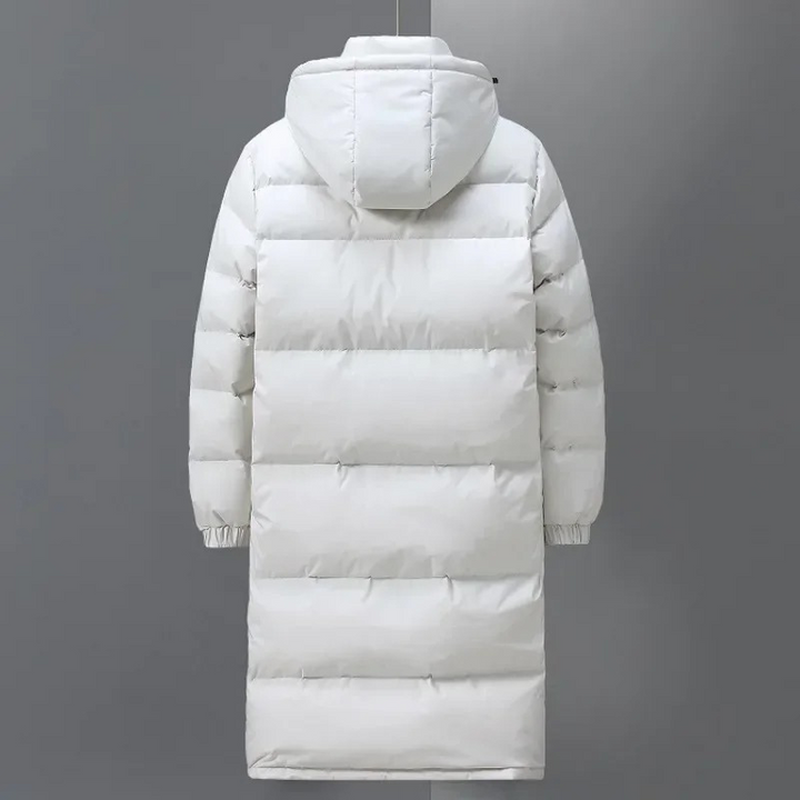Weißer Herren Steppmantel mit Kapuze. Lange Winterjacke, warm & komfortabel für Herrenmode und Outdoor-Aktivitäten.