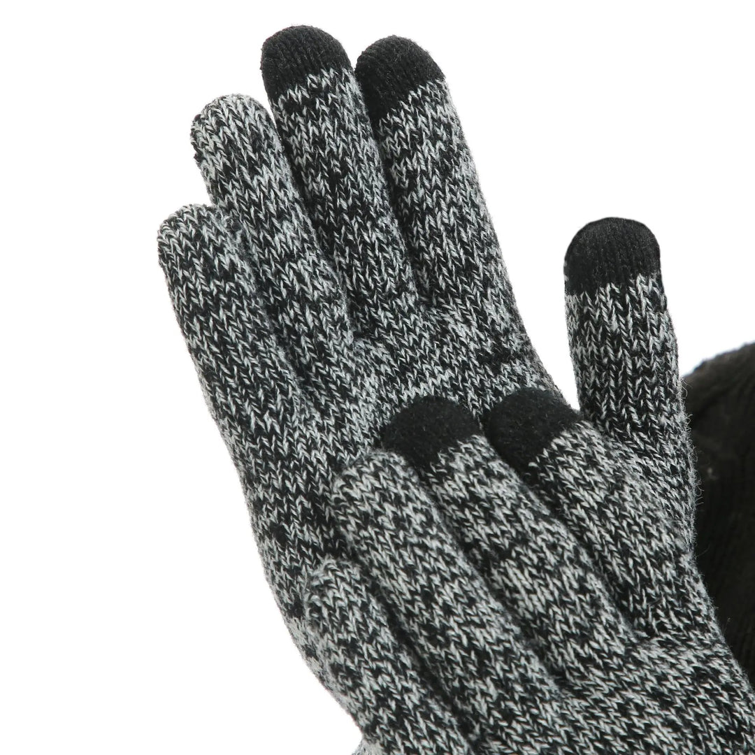 Komfortables Männer Winterset: Mütze, Schal & Handschuhe für kalte Tage. Warmhaltende Outdoor-Accessoires.