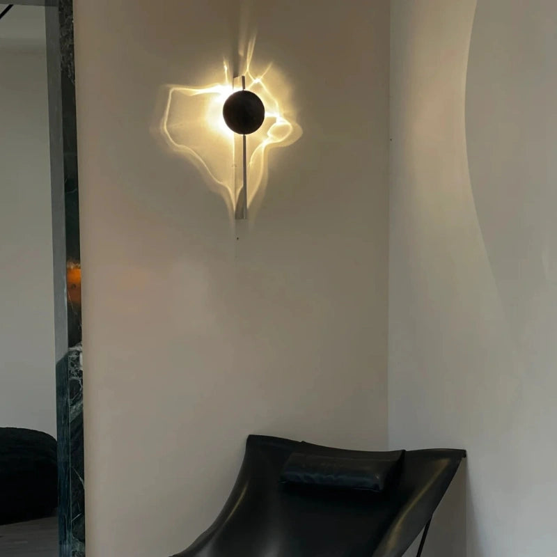 Moderne Wandleuchte mit indirekter LED-Beleuchtung, schafft warmes Ambiente & einzigartige Schatten.
