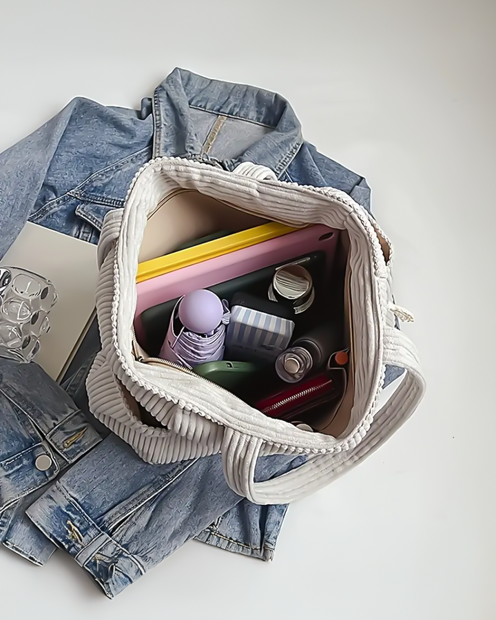 Elegante gerippte Damen Schultertasche mit schickem Kordel-Detail. Ein zeitloses Accessoire für Casual-Looks.