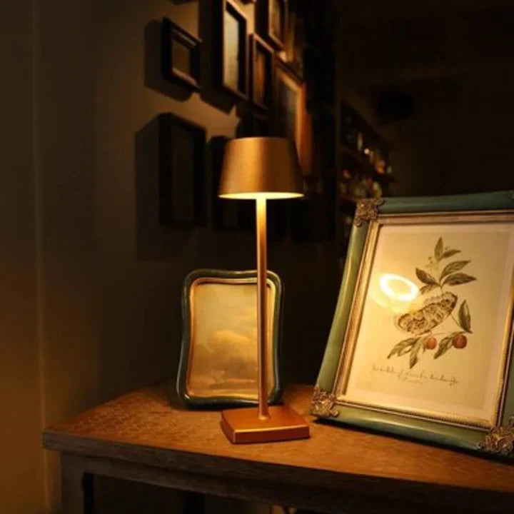 Nahaufnahme der Touch-Steuerung einer kabellosen LED-Tischlampe, die 3 Helligkeitsstufen ermöglicht.