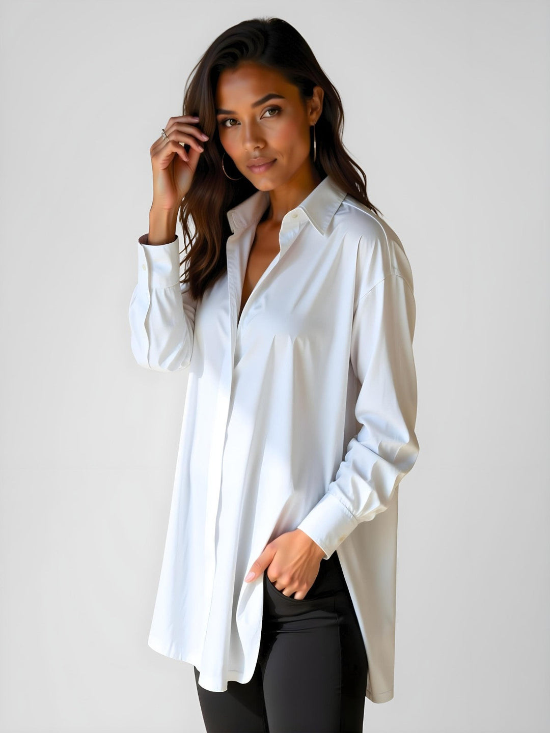 Rückenansicht des eleganten Damen Oversize-Hemdkleids mit fließendem Stoff. Lässiger und stilvoller Look.