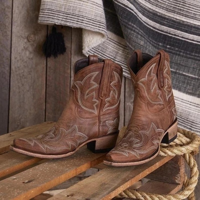 Elegante Damen Western-Stiefeletten mit detaillierter Stickerei, perfekt für herbstliche Trend-Outfits.