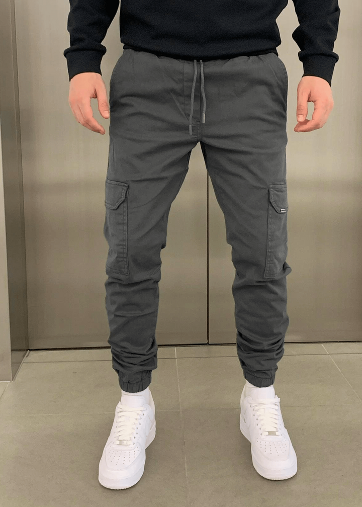 Rückenansicht der Herren Cargo-Jogginghose: Komfortable Freizeithose mit elastischem Bund, ideal für Sport & Entspannung.