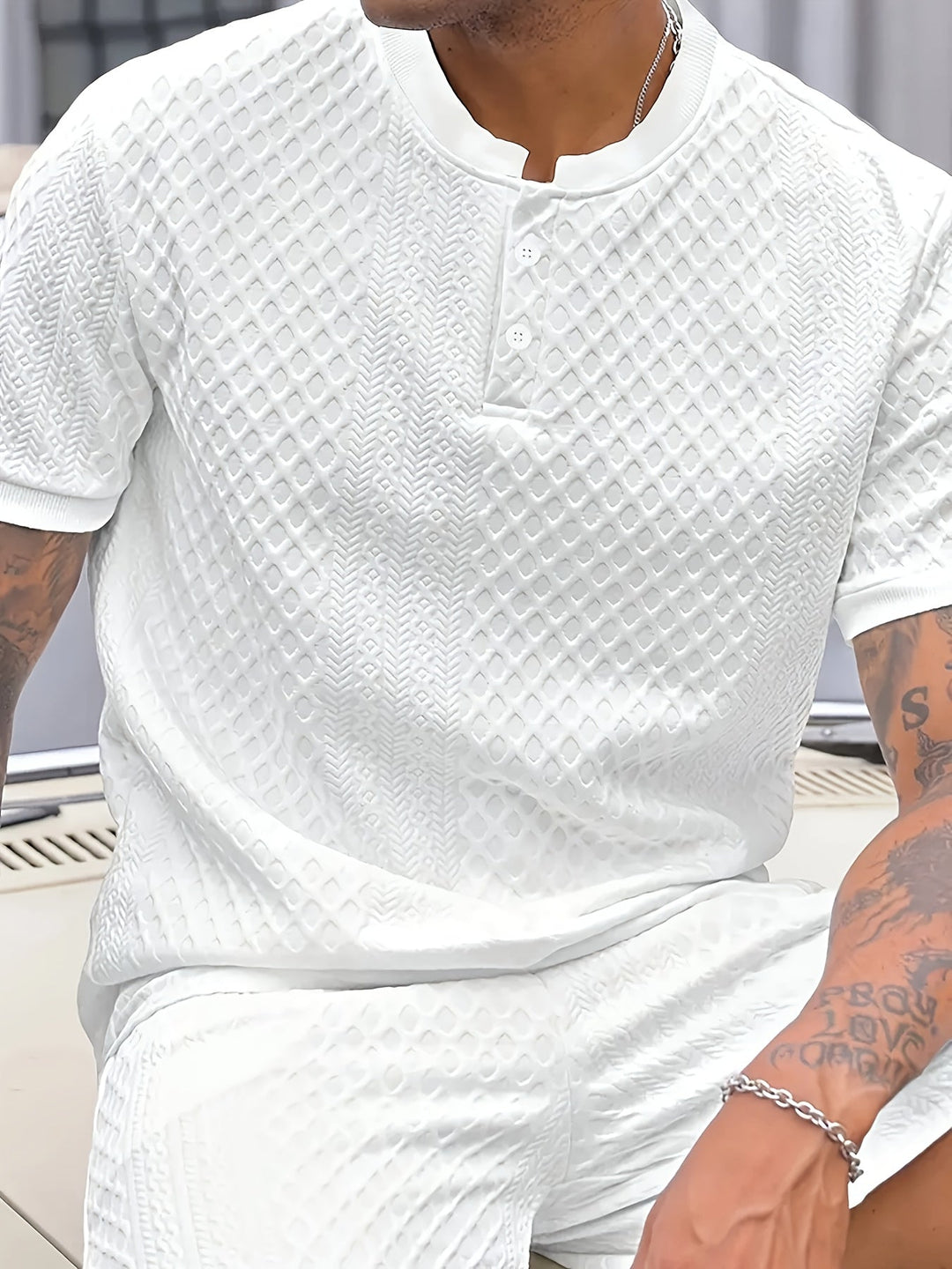 Herren Sommer Freizeit Set: strukturiertes Kurzarm-T-Shirt & passende Shorts für entspannte Tage.
