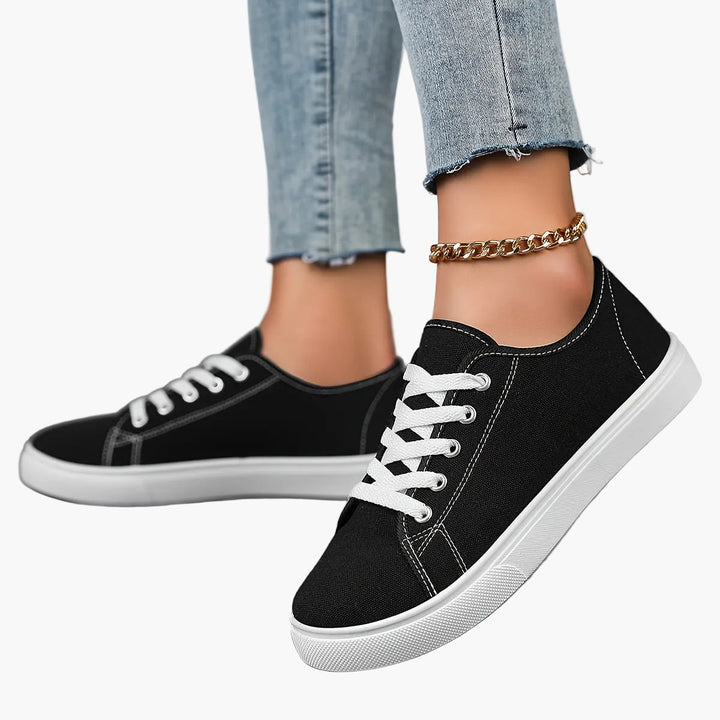 Trendige moderne Damen Sneaker mit Schnürung, ein Must-have für jede Damenmode.