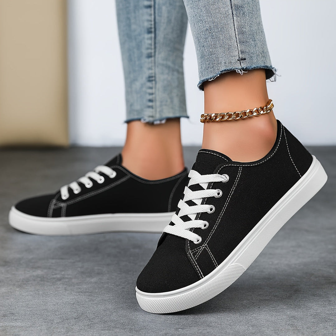 Damen Schnür-Sneaker beim Gehen, zeigen den hohen Tragekomfort im Alltag.