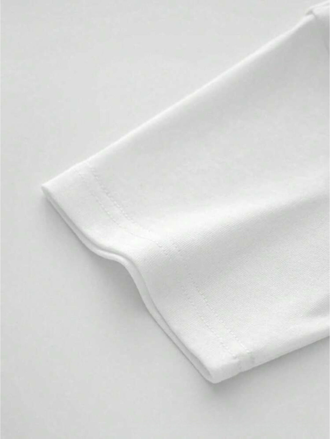 Einzigartiges Herren T-Shirt mit Vintage-Muster, ideal für urbanen Casual-Stil.