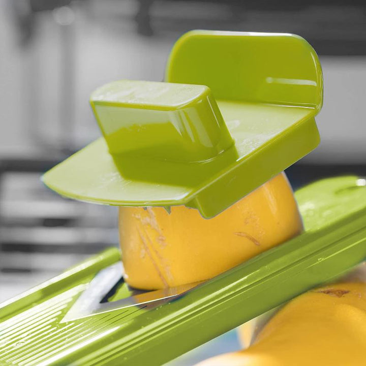 Detaillierter Blick auf den 12-in-1 Gemüseschneider SlicePro mit allen Aufsätzen: Reibe, Hobel, Schneider.
